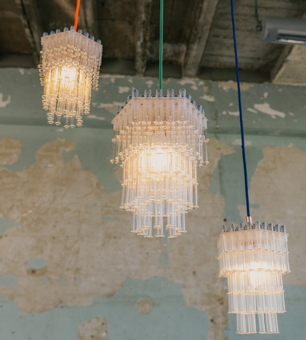 Lampe/lustre en culot de seringue recyclé